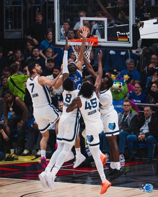 开云电竞账号-世界名画，魔术后卫布莱克潇洒上演以一扣四，灰熊球员望尘莫及